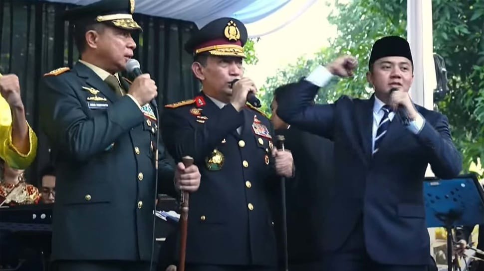 Kapolri Listyo Sigit Prabowo (Bernyanyi) Garuda Pancasila bersama usai upacara Hari Kesaktian Pancasila Rabu 1 Oktober 2025. (youtubeSetpres)